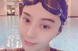 范冰冰游泳曝瘦身方法,却被手上的戒指抢了镜