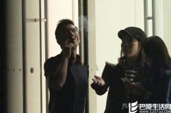 窦靖童探班谢霆锋 一同抽烟相谈甚欢