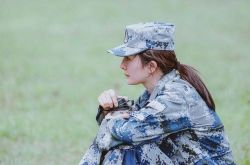 杨幂素颜好看吗 杨幂被赞敬业