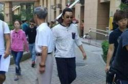 黄海波低调复出 娇妻与家人同游乖巧爱子首曝光