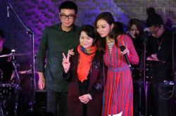 张靓颖冯轲恋情 张靓颖伴娘