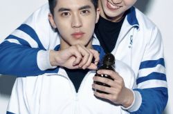 许魏洲周雨彤恋情曝光 当街激情热吻