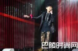 周董为72岁粉唱歌祝福 与昆凌女儿同时亮相