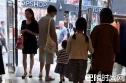 网友香港偶遇黄磊 一家四口其乐融融逛商场