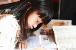 田亮晒森碟学习照 揭森蝶和王中磊儿子同校学费惊人