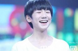 王源南锣鼓巷撸猫 传曾微博骂exo截图到底有没有整容