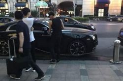 黄子韬低调现身买豪车 其耍大牌解约事件分析