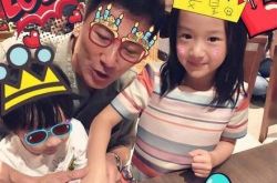 吴尊爸爸照片曝光 71岁像40岁被赞冻龄男神