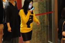 杨幂夏天穿毛衣与友人热聊 称不让父亲进娱乐圈