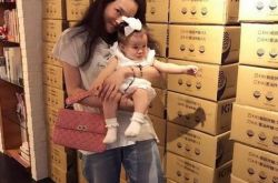 舒淇抱娃自侃搬货 网友调侃货是你自己的么 舒淇与冯德伦离婚了？