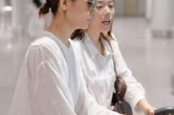 "唐晶"上线气场全开!袁泉现身显知性 一家好基因