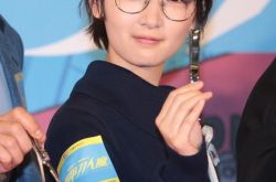 周冬雨戴眼镜秒变学生妹 擦肩影后不失望