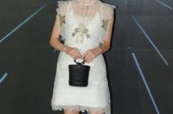 甜美遇上霸气!周冬雨刘雯同场比美气场全开