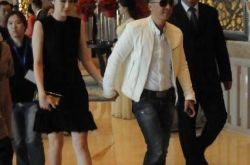 娱乐圈5大巨星背后的女人，成龙对老婆言听计从，周星驰至今单身