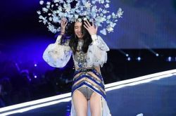 维密奚梦瑶摔倒还能上维密秀吗