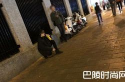 杨洋逛夜市被偶遇：他去台北干什么？怎么大晚上蹲在路边？