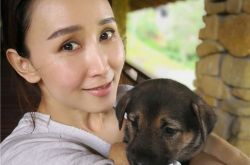 胡静微博晒与小奶狗合照 素颜出镜生活质朴