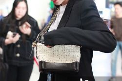 沈梦辰身穿潮牌却写错名字 网友劝她多读书