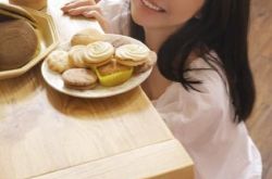 王思聪前女友豆得儿晒旧照 回击网友质疑整容言论