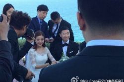 邓家佳老公神秘面纱 相恋10年走入婚姻殿堂