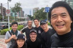 为什么周润发心甘情愿和路人合照？换位思考成亲民关键