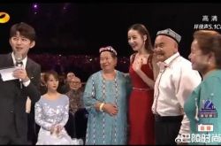 迪丽热巴封后瞬间喷泪 杨紫台下死鱼眼神照疯传