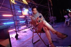 萧敬腾在路边唱《学猫叫》　唱一半撒娇跟旁人讨零钱