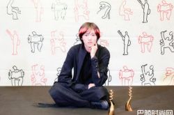 歌手邱比是男是女？席地而坐领奖拿下2座