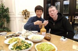 冯小刚轰看盗版的猪狗不如 家里CD被抓包是山寨货