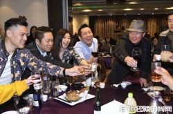 屈中恒vicky第五胎真的吗？4个女儿难道要求子