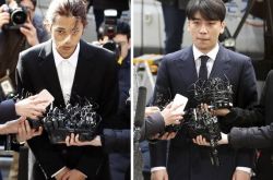 正义记者不让郑俊英走 机关枪式逼问罩你的警察是谁