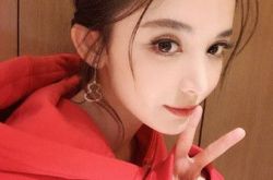 古力娜扎齐眉短刘海新造型 猛一看撞脸范冰冰