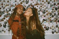 小A爱莉安娜出柜了吗？黏女同志闺蜜唱我爱女人