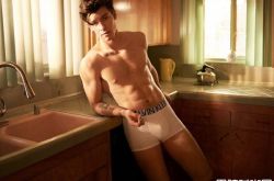 肖恩·蒙德兹是同性恋吗？送好友Matty原味内裤