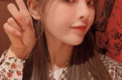 前队友替杨超越澄清整容怎么回事？陷入整容风波杨超越微笑面对