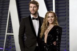 麦莉被歌迷强吻 老公雷神弟眼神火大出手