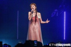 邵雨薇演唱会被酸难听 回家大哭心情很复杂