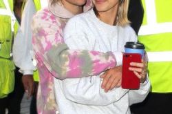 海莉晒5年前第一次交往亲密合照 紧黏露小贾斯汀好暖