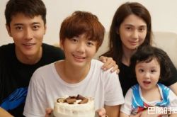 父亲节晒一家四口合影 张镐濂怎么长这么丑