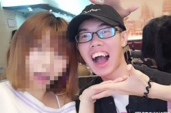 邓佳华袭胸惹怒G奶网红 下跪自甩6巴掌道歉