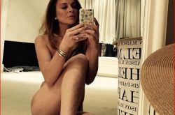 林赛罗韩为什么会变成这样 自拍照庆生得罪穆斯林