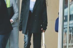 杨幂胸部下垂吗？还是穿衣打扮没做好