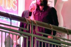 基努里维斯很穷吗？不结婚爆新女友照片