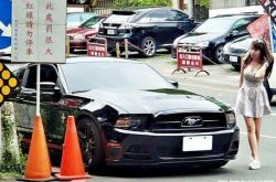 夏筠婷胸前的那两个大西瓜 逛百货商店走红