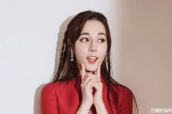 迪丽热巴路边接吻照曝光 迪丽热巴初吻给了谁