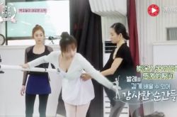 程潇胸太大被勒出痕 