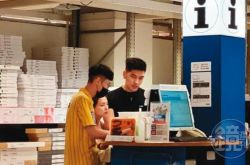 熊熊特斯拉未婚夫 开法拉利载妹偷吃分手