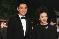 刘德华34岁欠四千万叶德娴帮还清 他报恩下跪养她38年