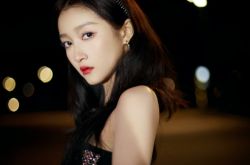 关晓彤造型丑到上热搜 透肤上衣黄绿亮片傻眼