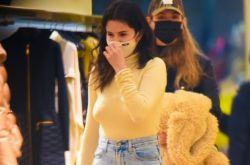 赛琳娜NO BRA大血拼 下垂严重球现形